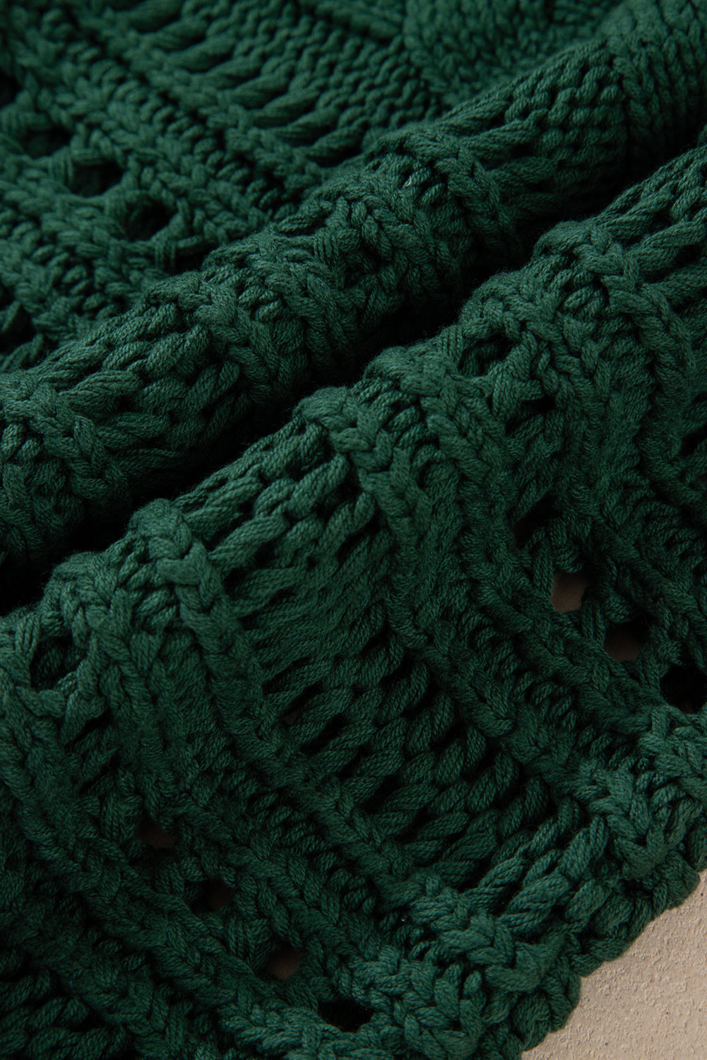 Pull court en tricot torsadé ajouré