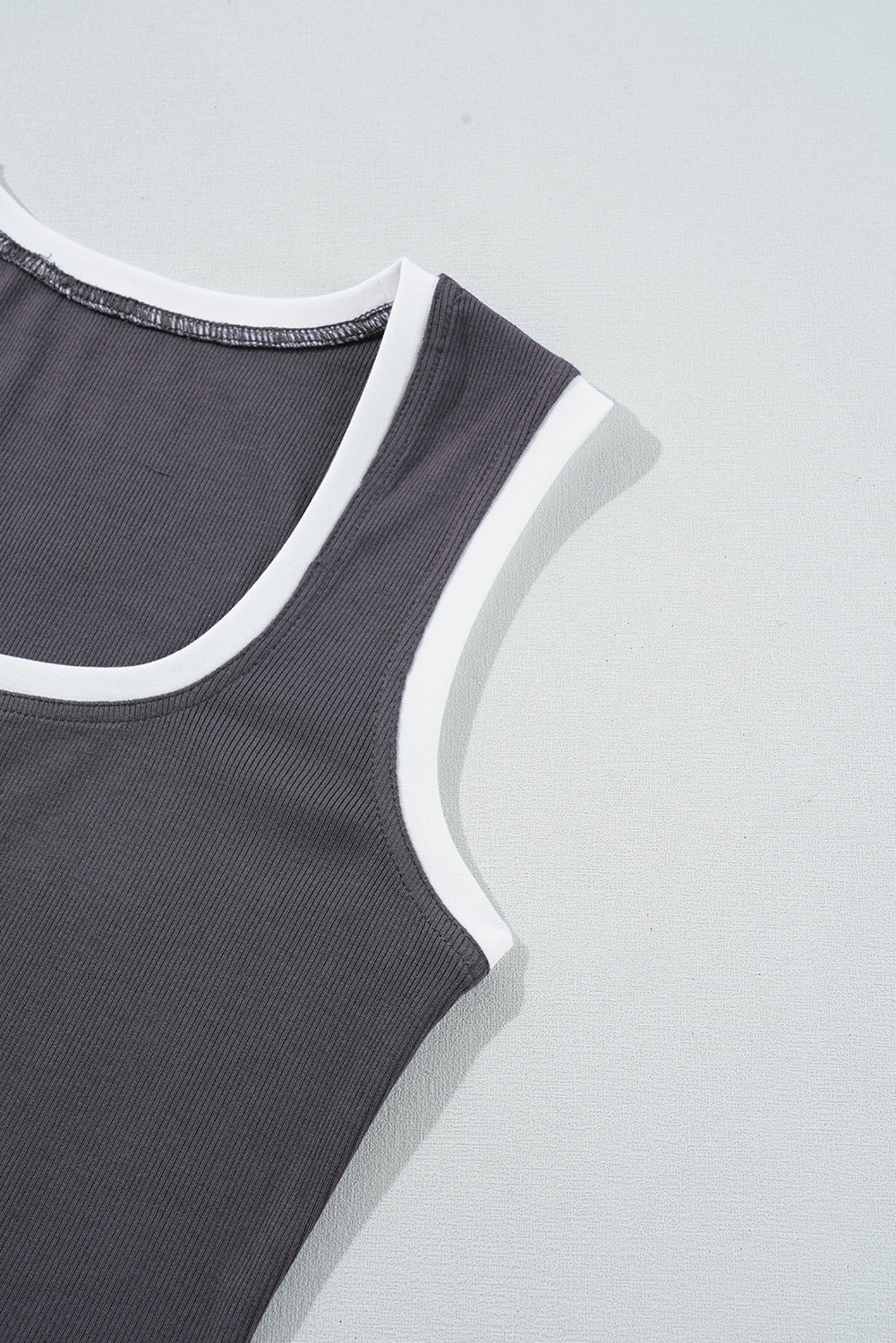 Débardeur slim en tricot côtelé à bords colorblock et col en U