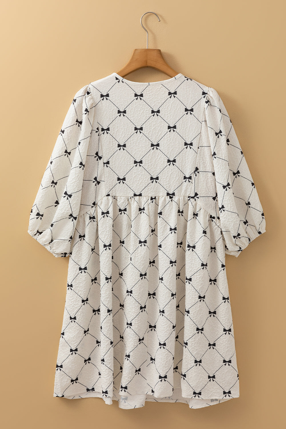 Robe courte ample à manches bouffantes texturées et motif nœud papillon