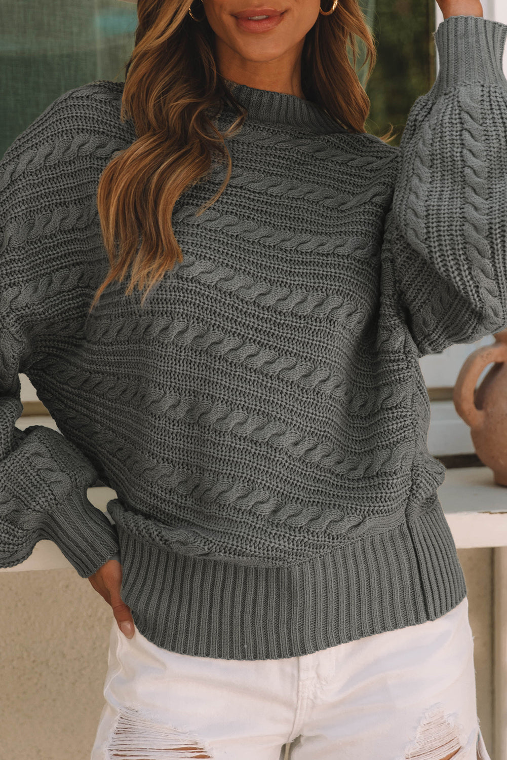 Pull en tricot torsadé à manches lanternes et col montant