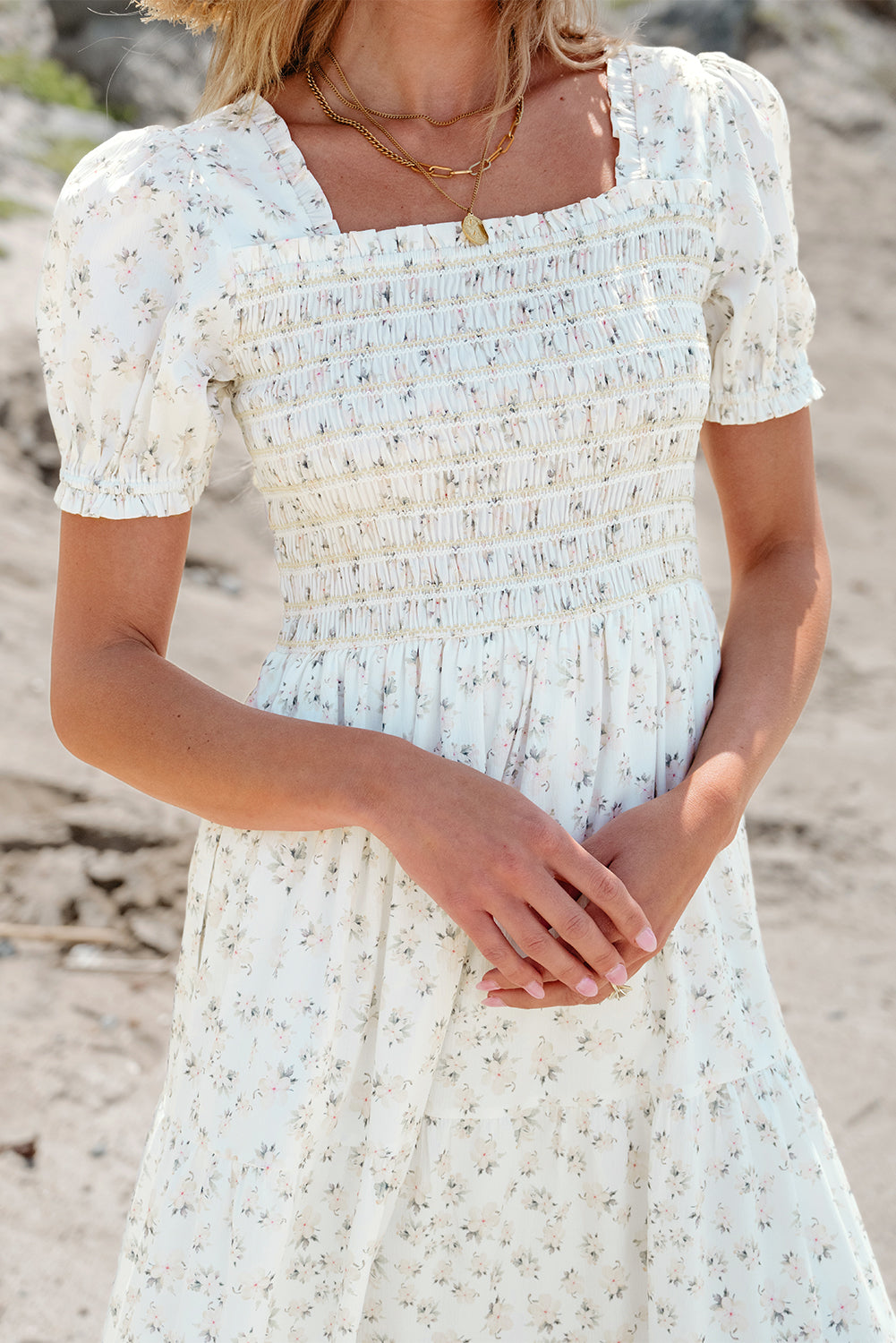 Robe longue florale à volants et corsage froncé à plusieurs niveaux