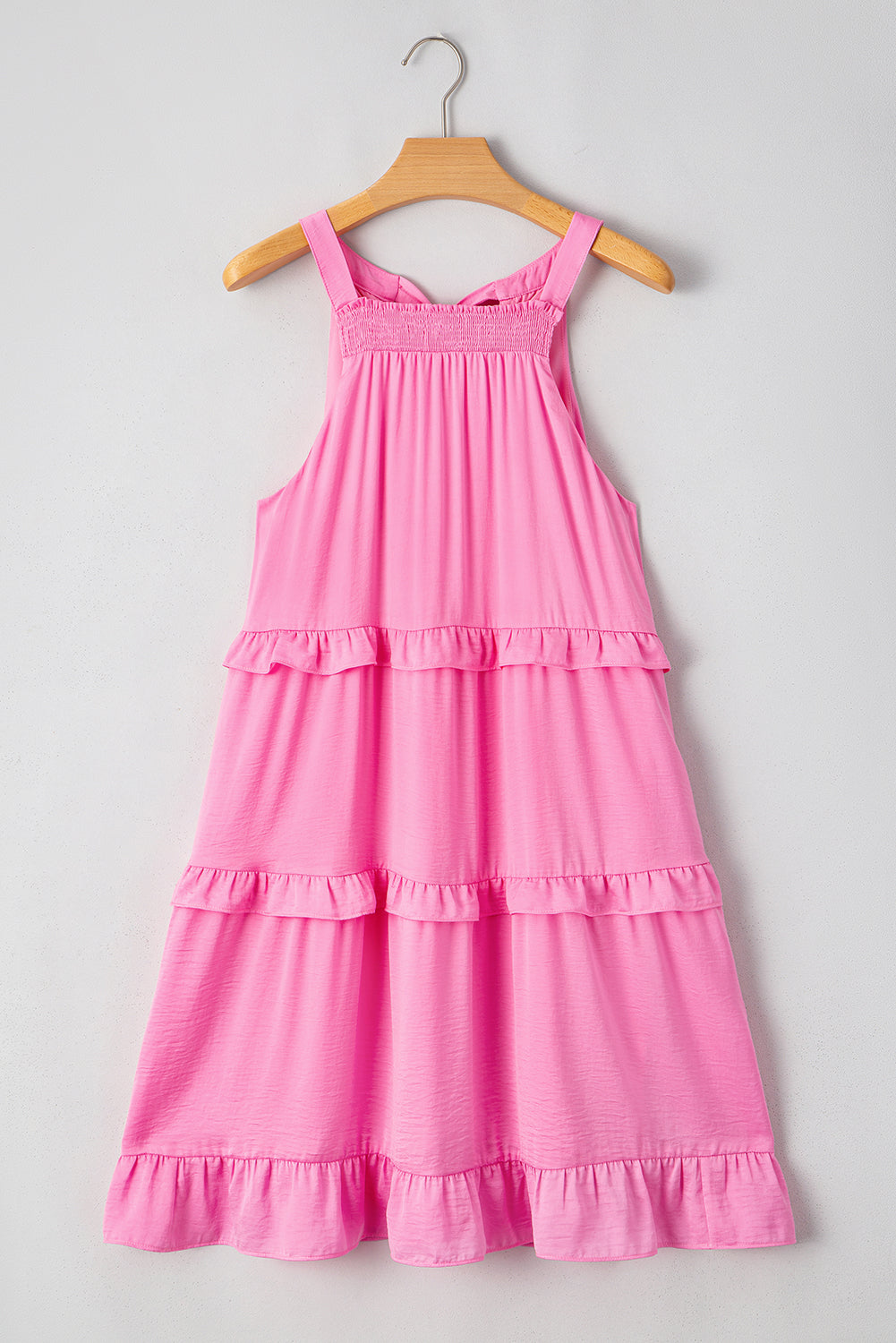 Mini-robe sans manches à volants et col smocké, dos noué