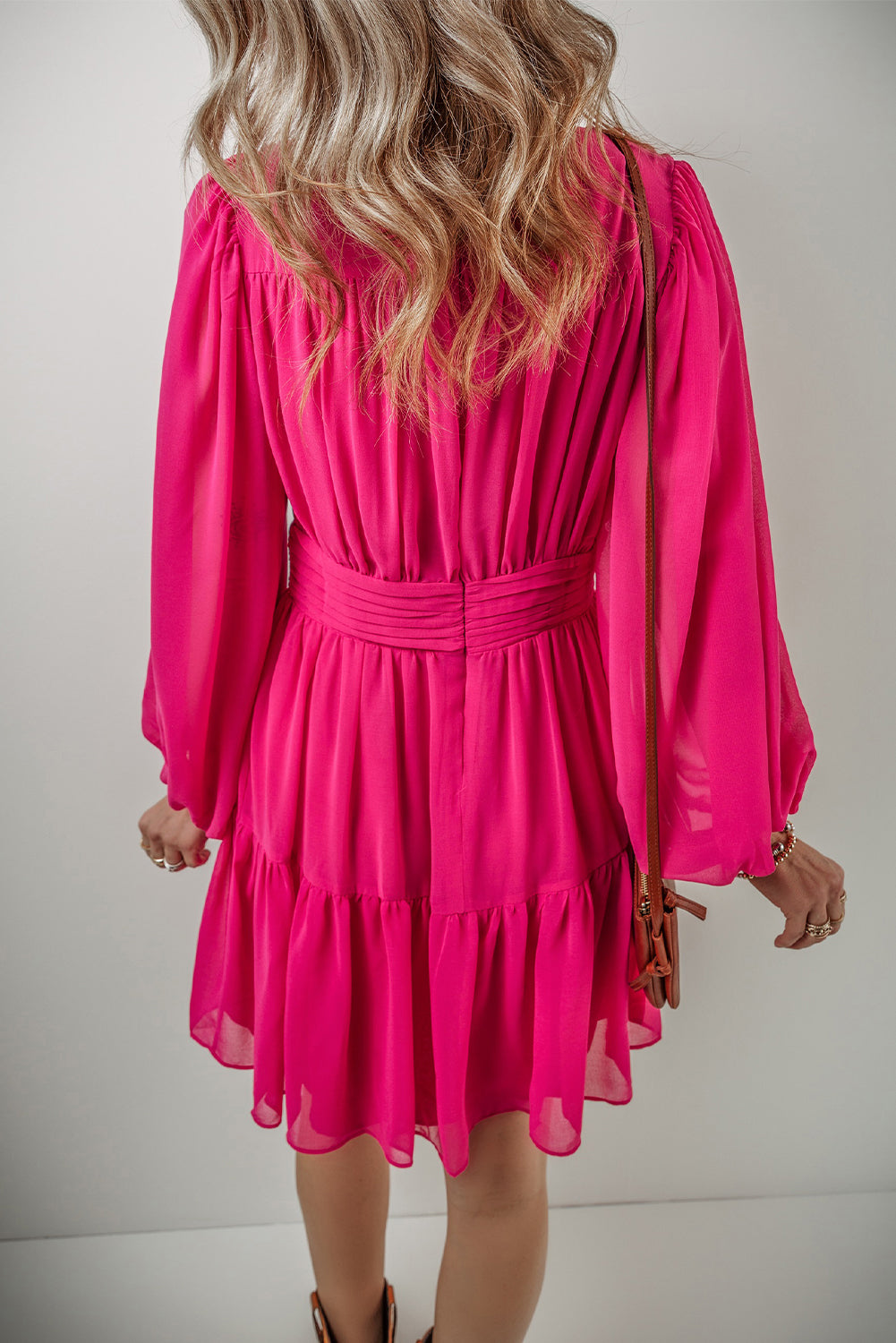 Mini-robe plissée à manches longues bouffantes et col en V