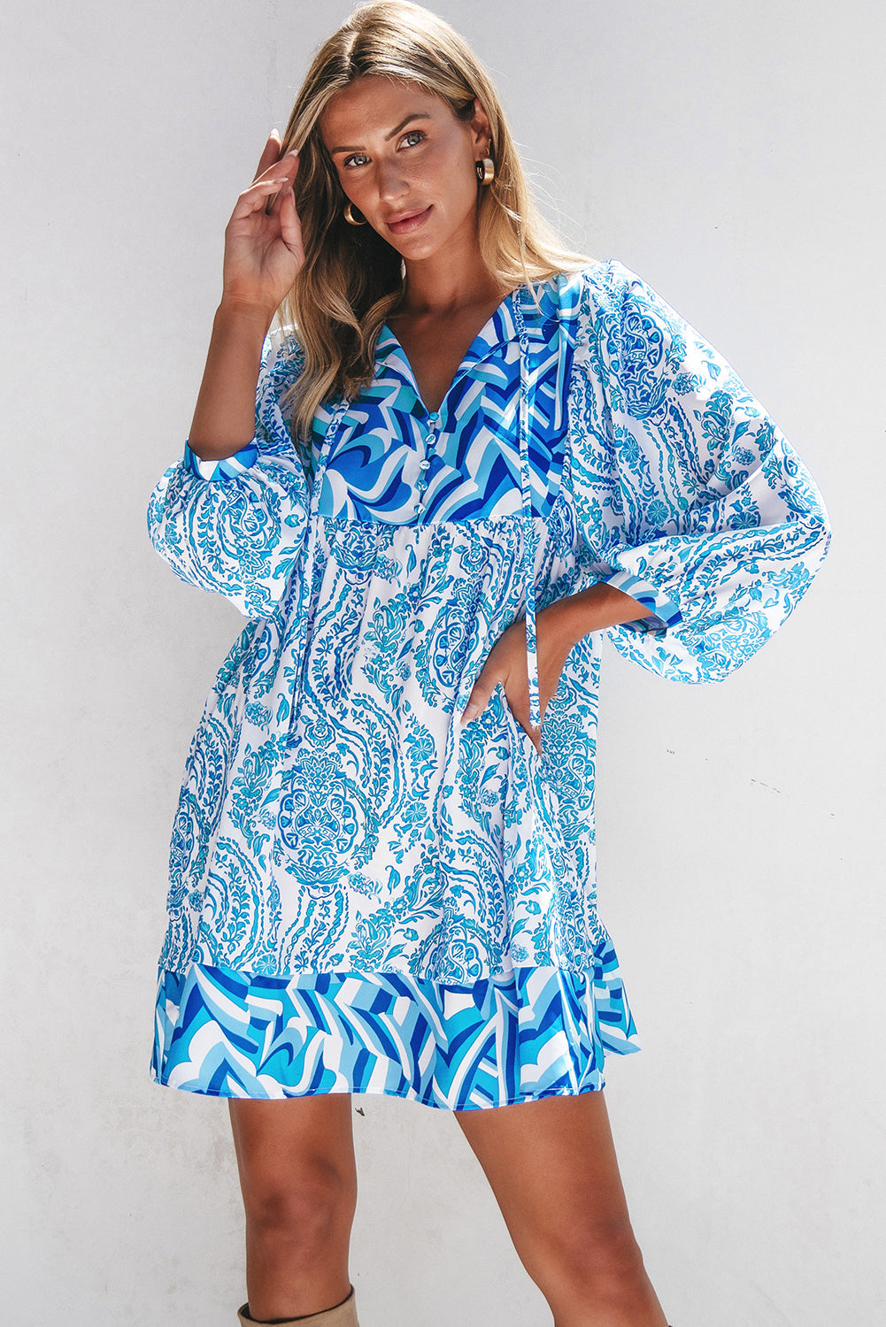 Mini-robe évasée à manches bouffantes et col en V noué à imprimé bohème