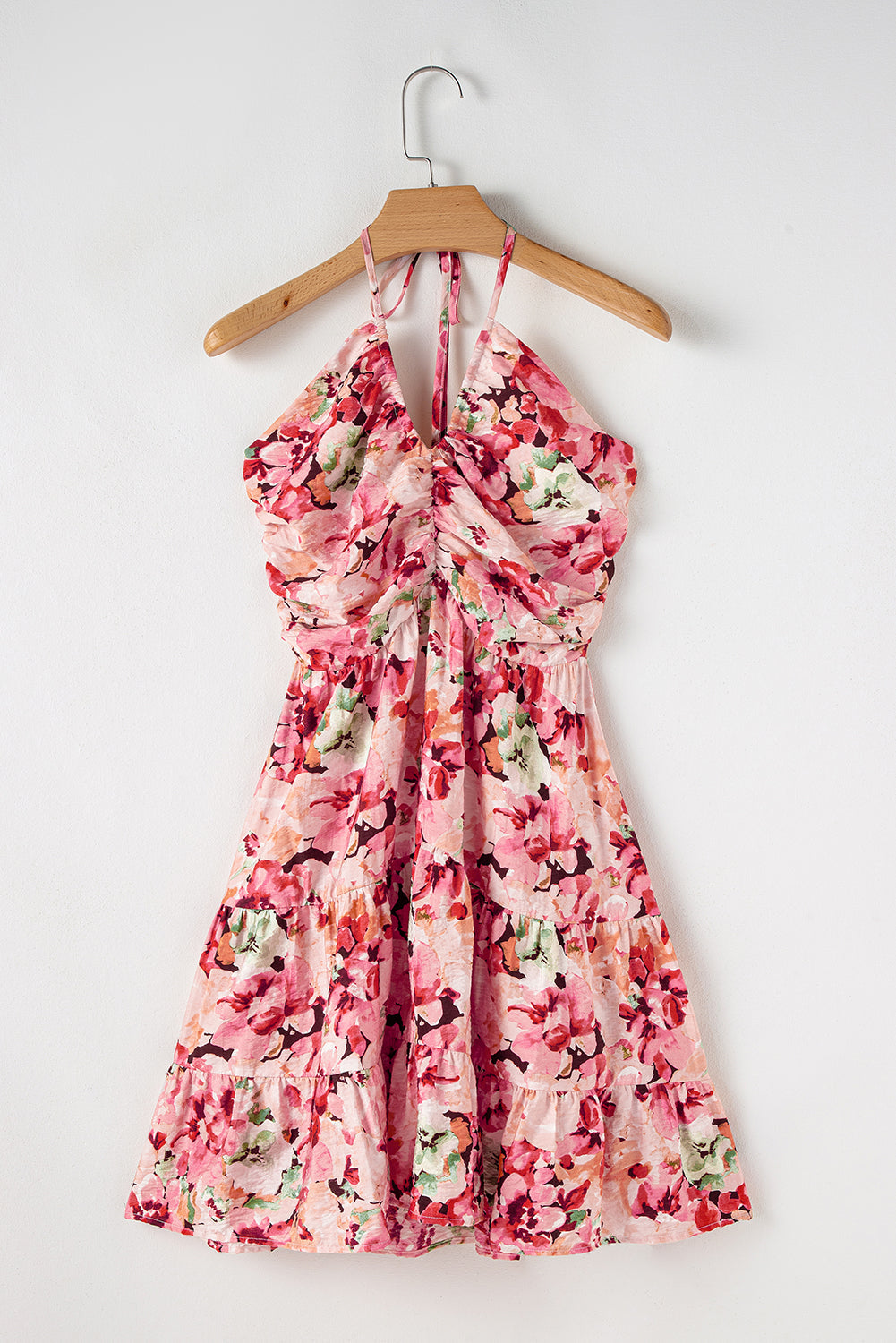 Mini-robe fleurie sans manches à col licou et dos froncé à volants