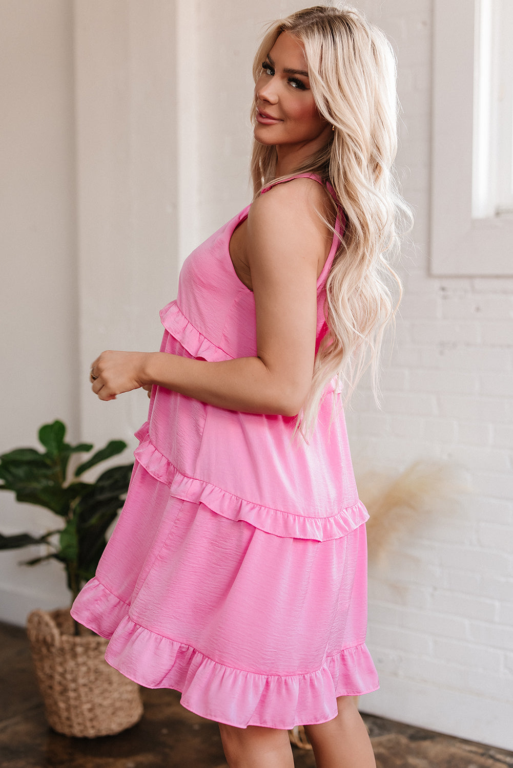Mini-robe sans manches à volants et col smocké, dos noué