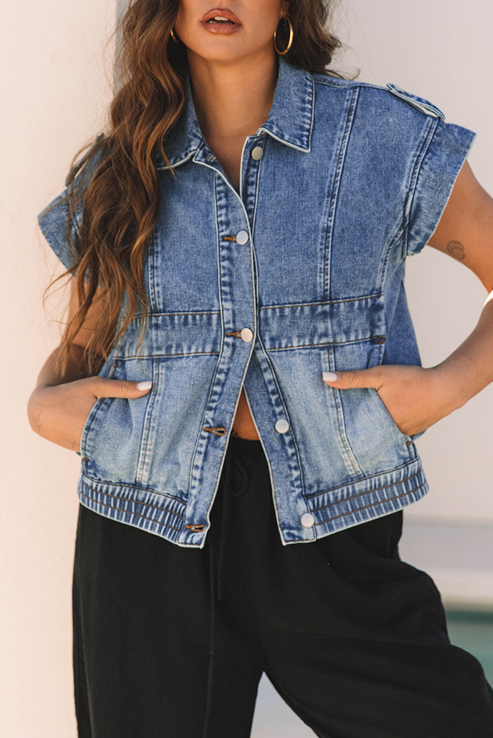Gilet en jean boutonné à ourlet élastique délavé à l'acide