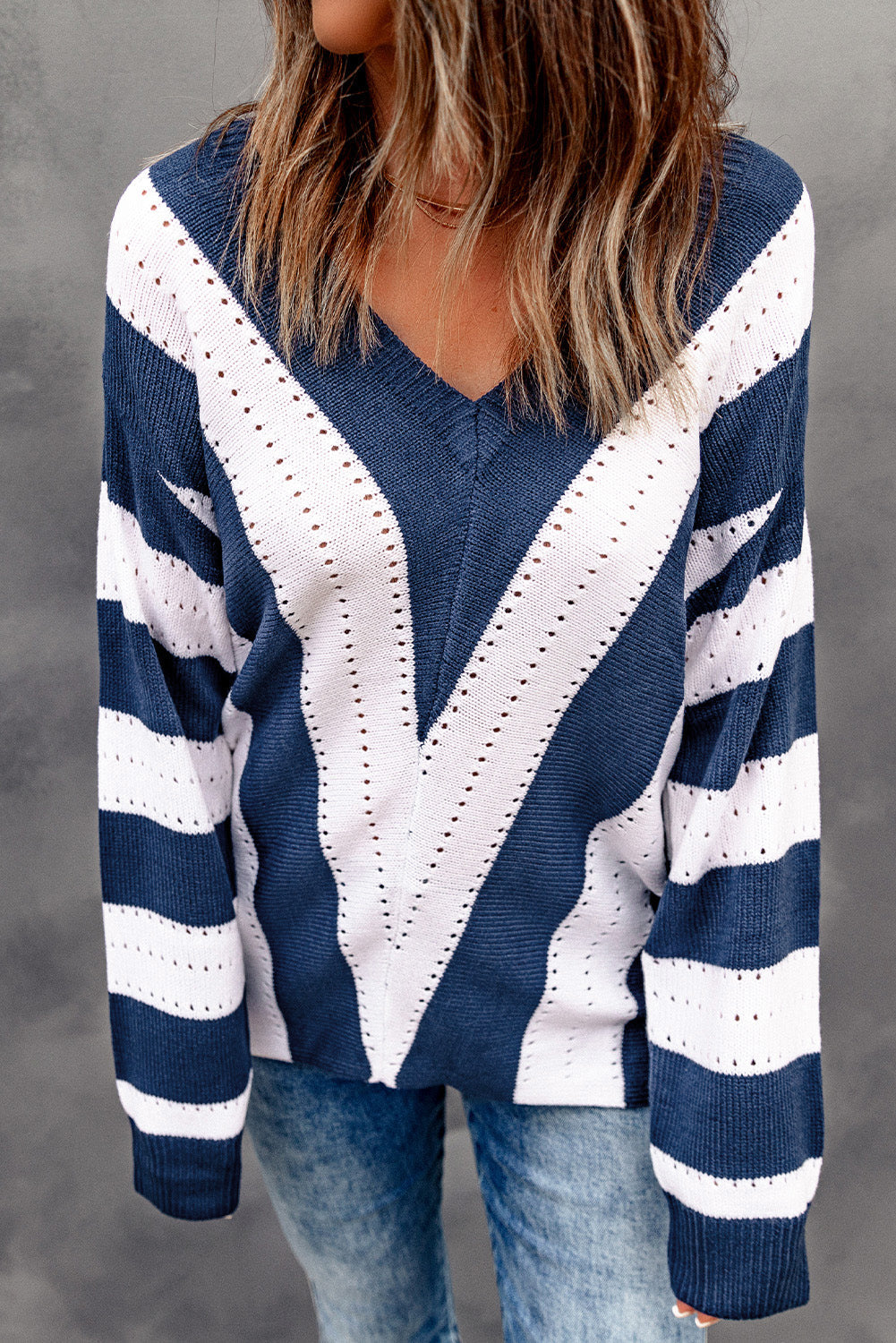 Pull tricoté a col en V rayé et color block