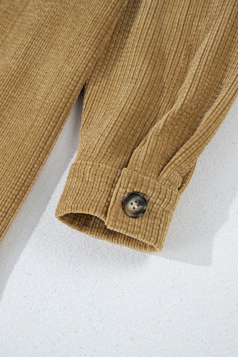 Veste en velours côtelé boutonnée avec poche plaquée