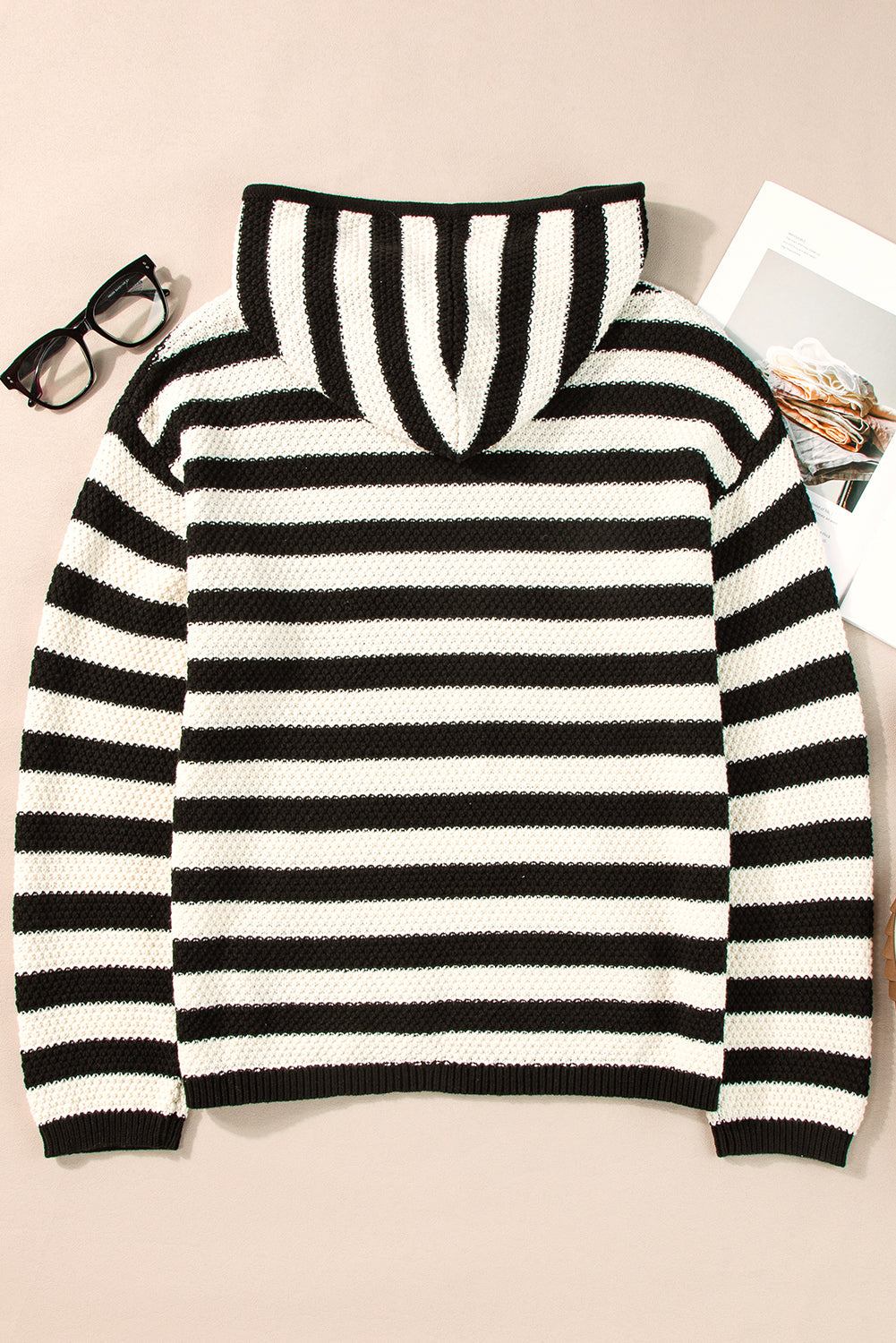 Pull a capuche avec poche et col en V