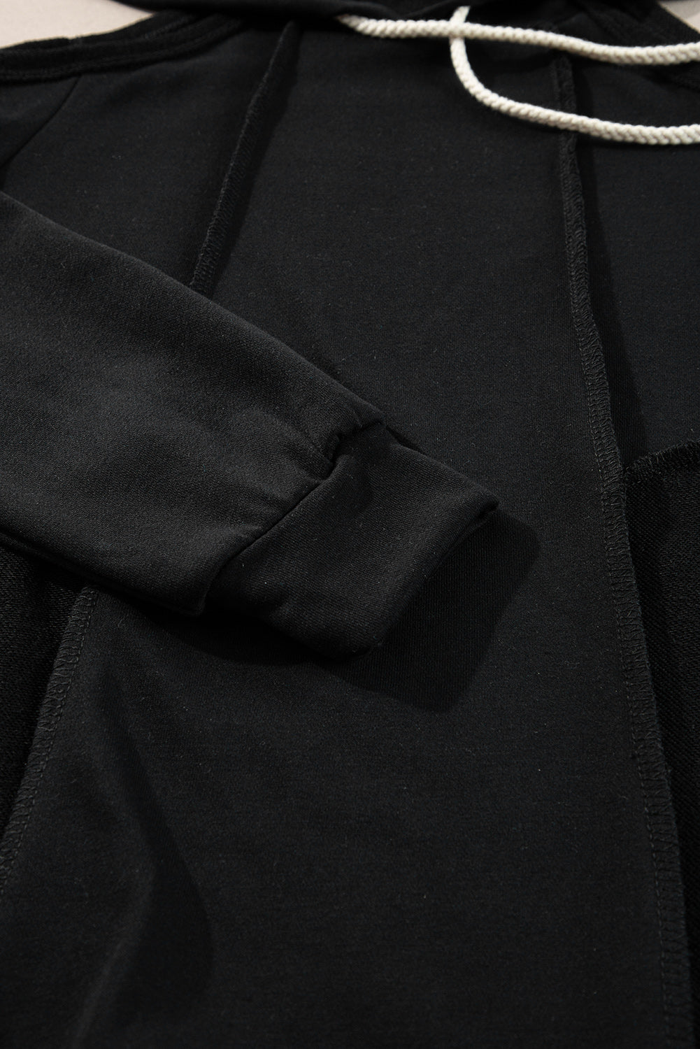 Sweat à capuche avec cordon de serrage et épaules dénudées à coutures apparentes