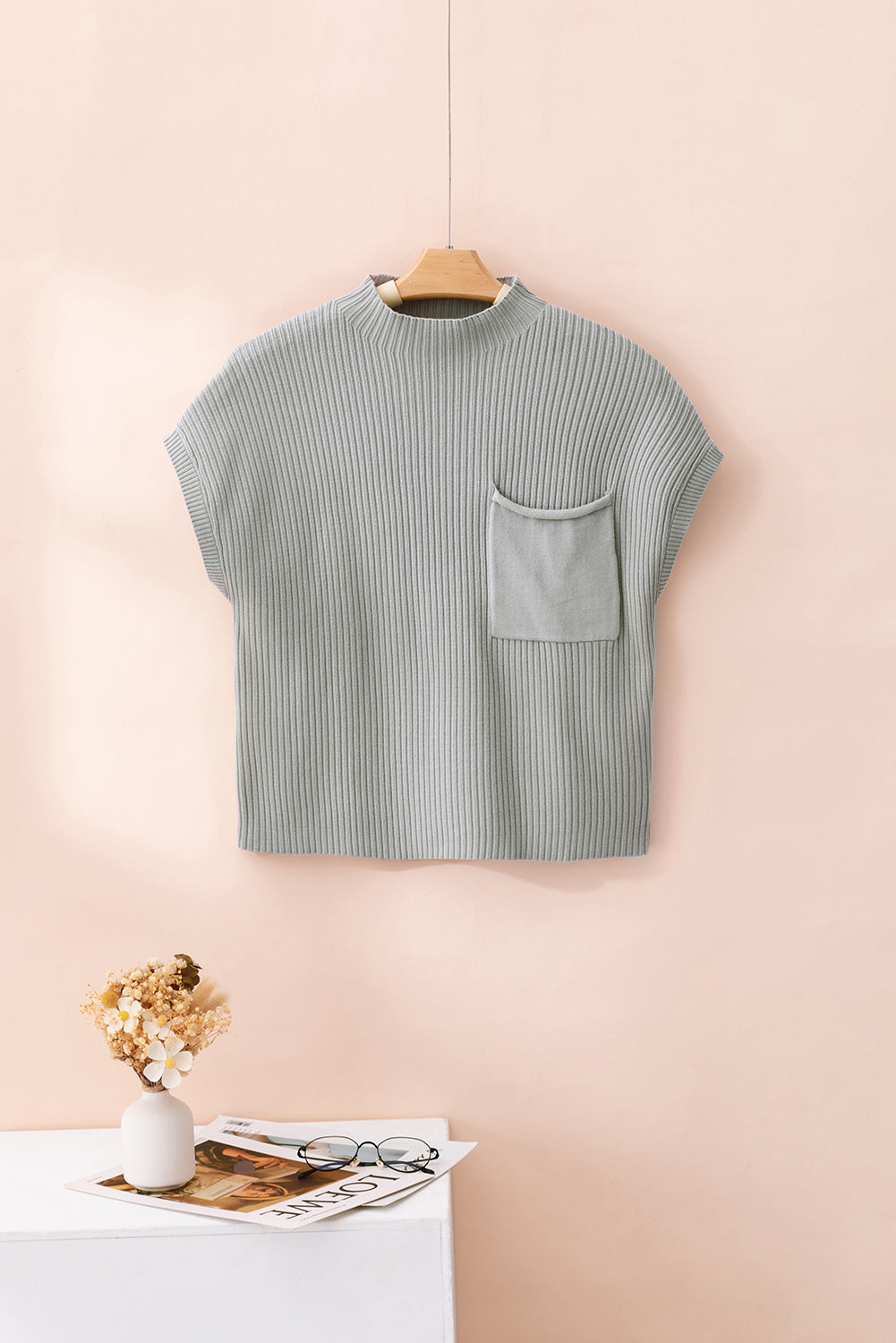 Pull a manches courtes en tricot côtelé avec poche plaquée