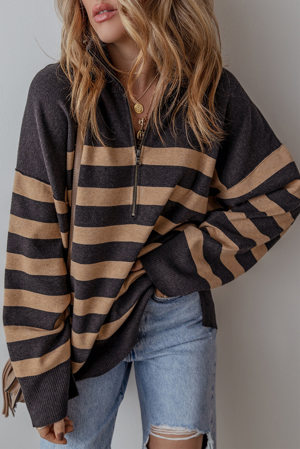 Pull surdimensionné à col et fermeture éclair sur un quart