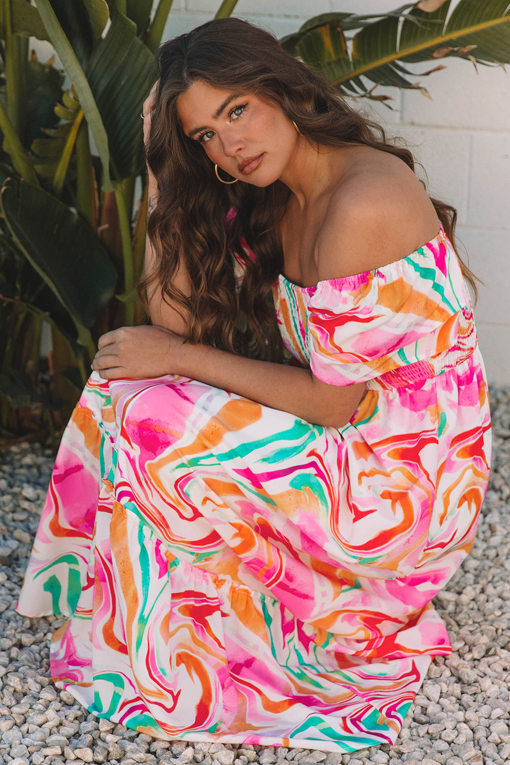 Robe longue à imprimé abstrait, manches à volants et buste froncé