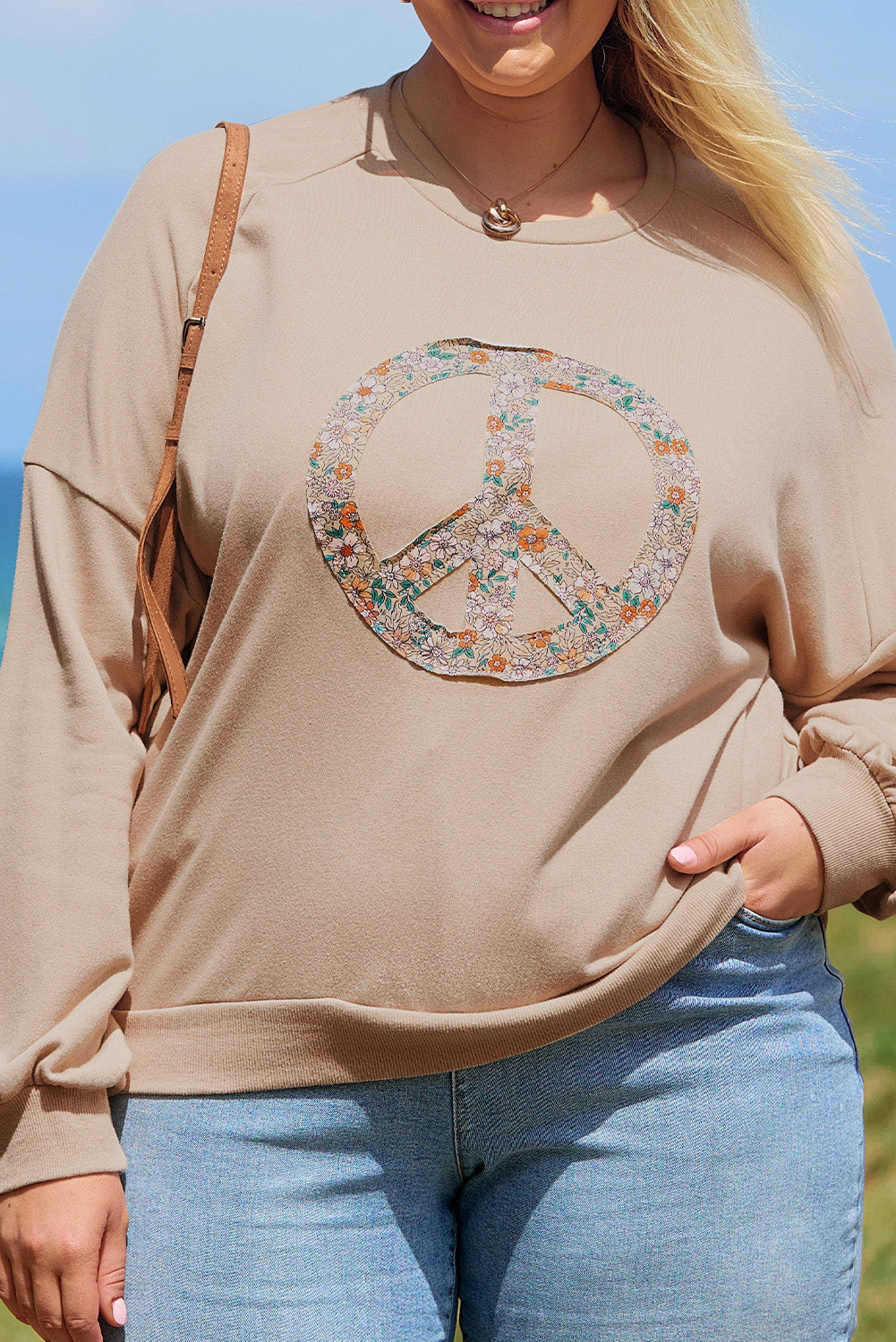 Sweat-shirt en tissu éponge délavé avec signe de paix floral, grande taille
