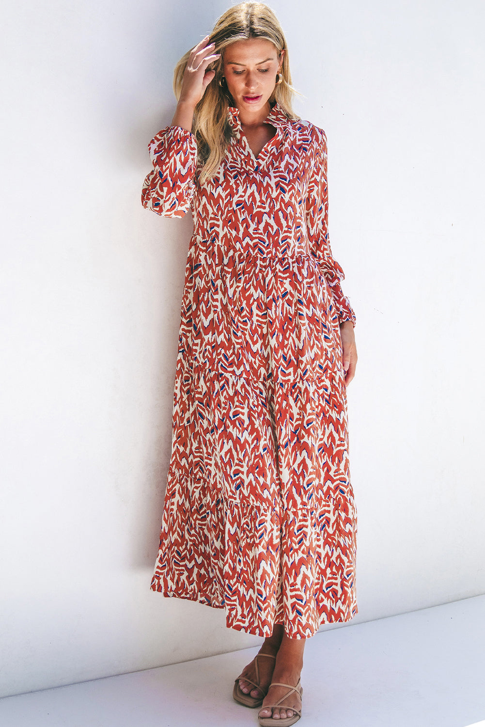 Robe midi plissée taille haute a col en V et imprimé abstrait