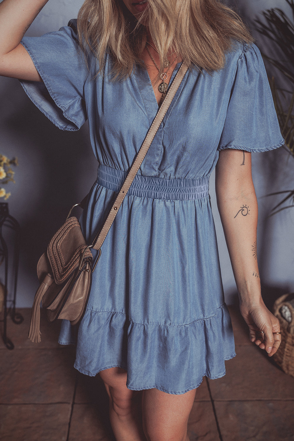 Mini-robe en jean taille haute à volants et col en V
