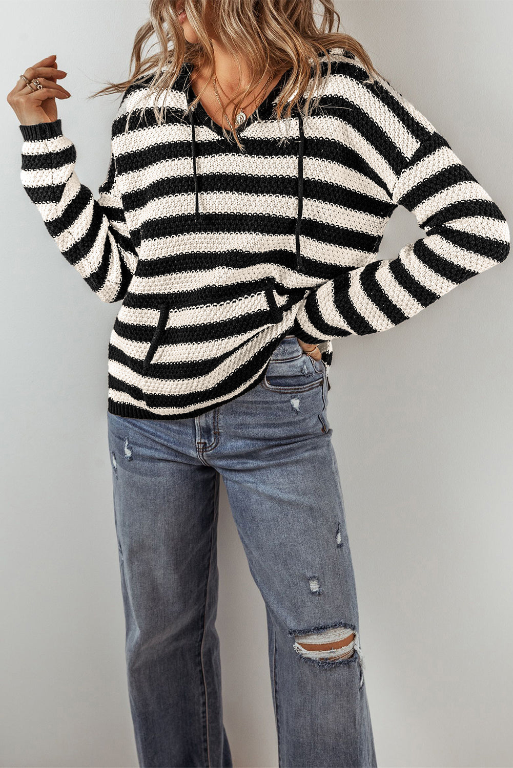 Pull a capuche avec poche et col en V