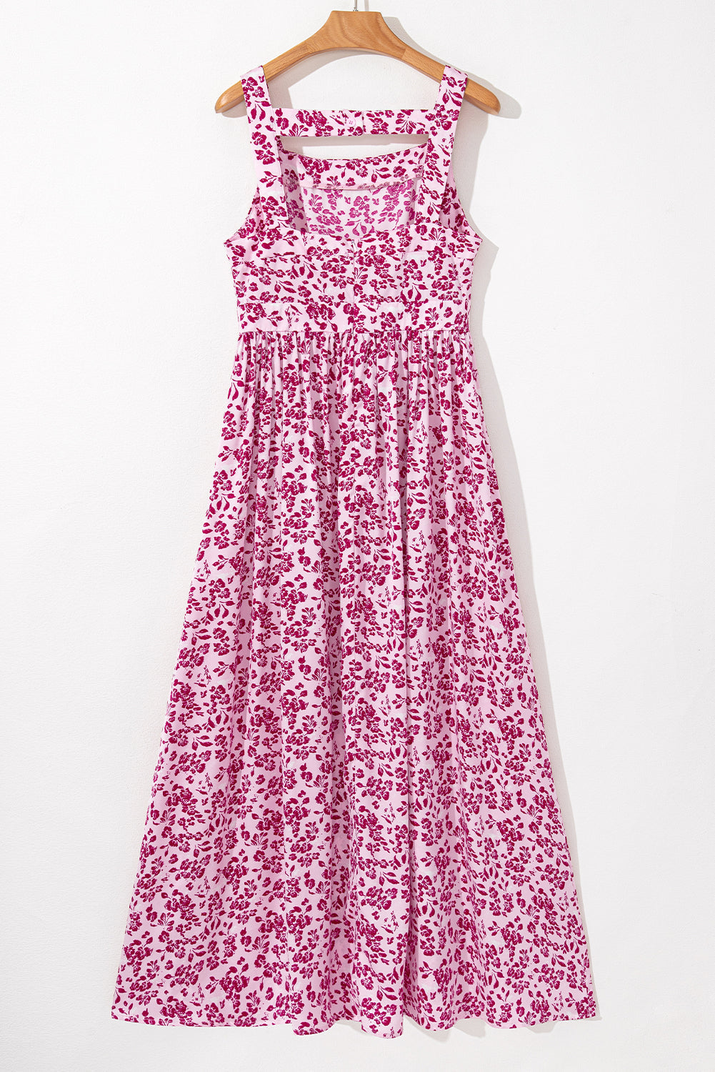 Robe longue sans manches à taille empire et découpes florales dans le dos