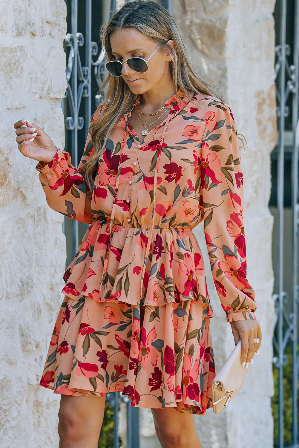 Robe florale à manches longues et col à volants rouge ardent avec volant