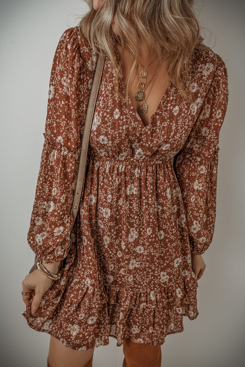 Mini-robe bohème florale à volants et manches bouffantes, col en V