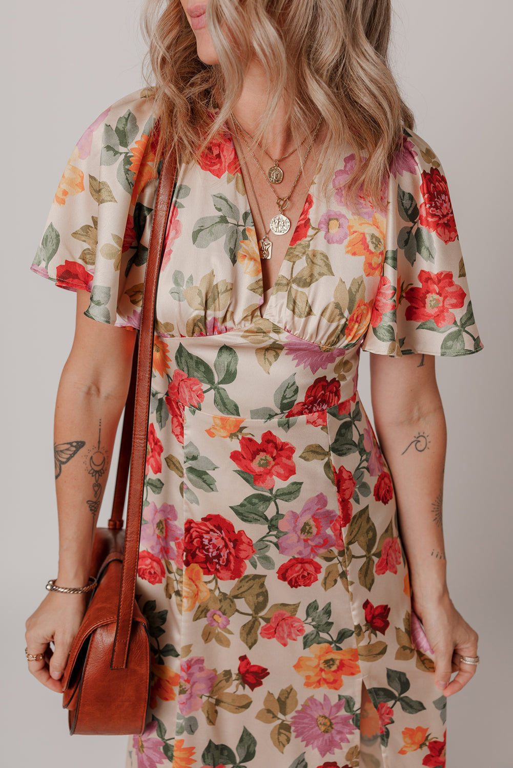Robe longue fendue à fleurs vintage, col en V, manches courtes et lien au dos