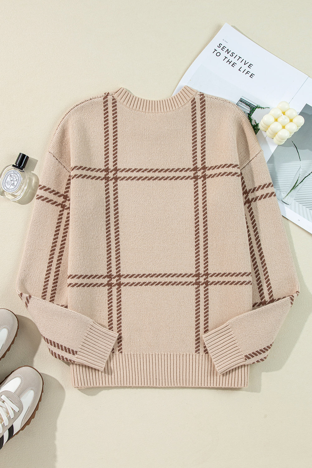 Pull tricoté a épaules tombantes et motif a carreaux