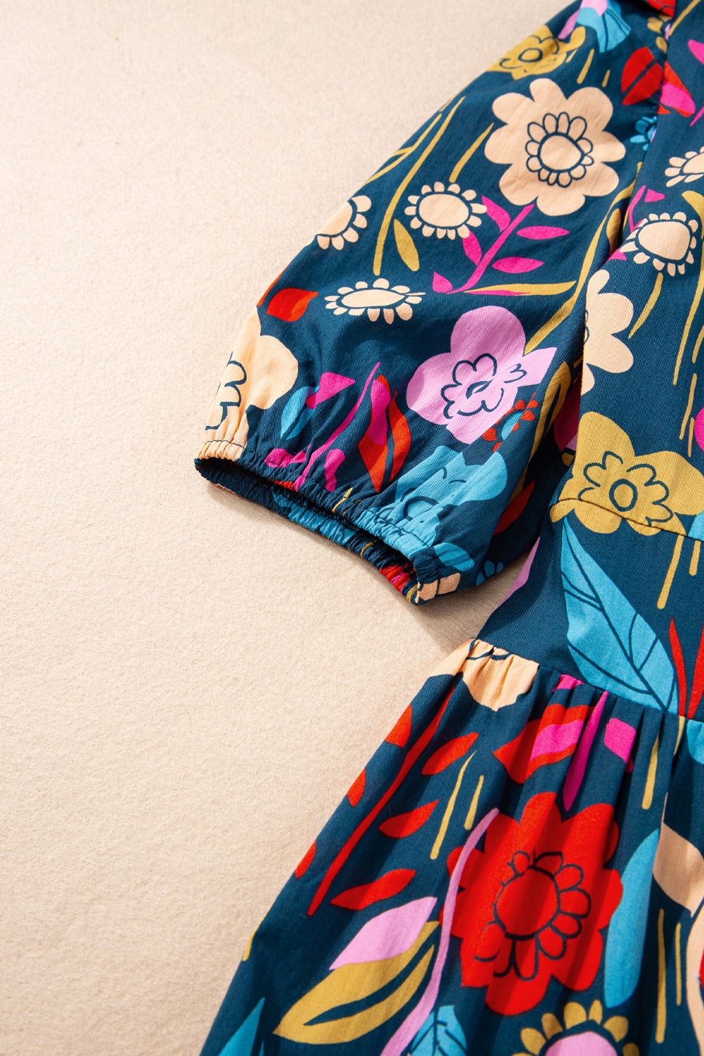 Robe longue rétro à imprimé floral et col fendu