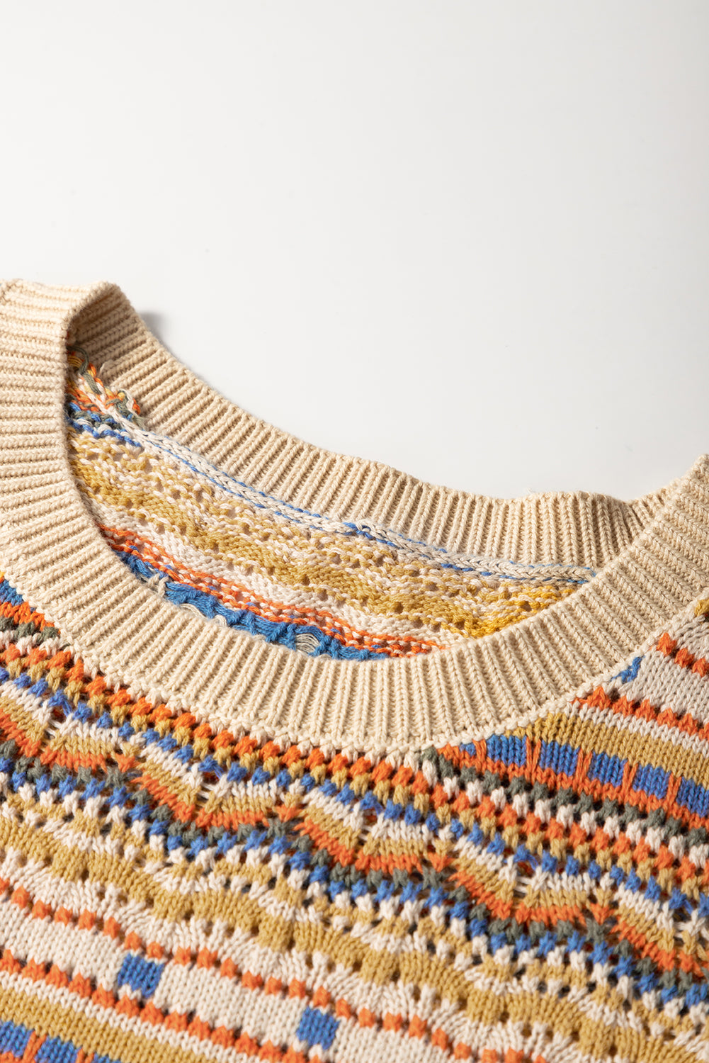 Gilet col rond en crochet à œillets