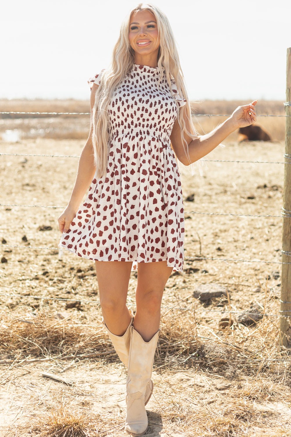 Robe courte à imprimé abstrait et manches flottantes avec corsage smocké
