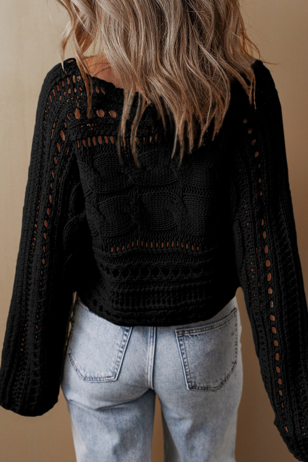 Pull court en tricot torsadé ajouré