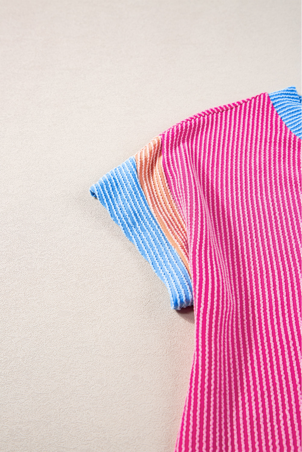 Robe t-shirt texturée avec poche plaquée et bords color block