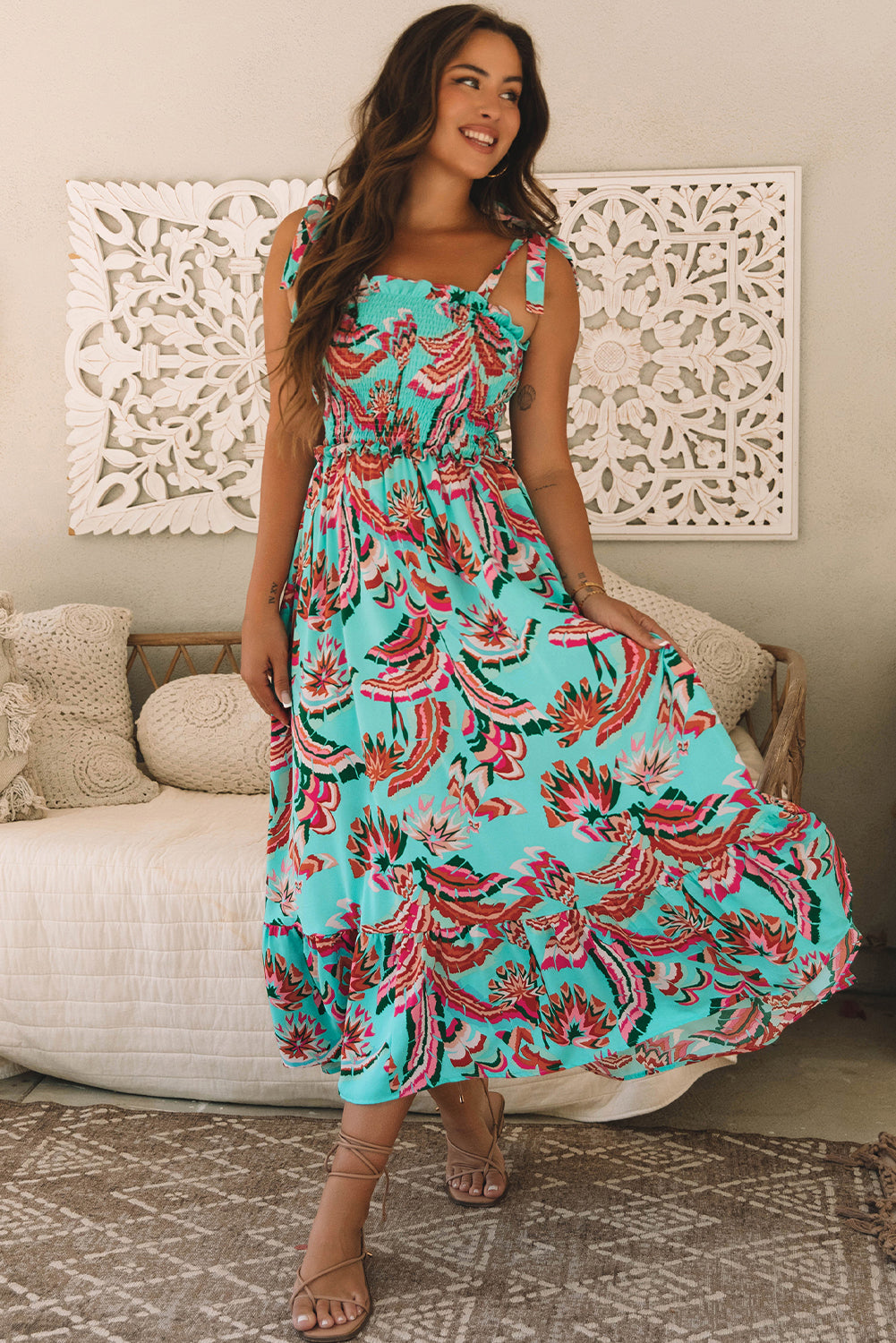 Robe longue à volants et bretelles nouées avec corsage à smocks et imprimé abstrait