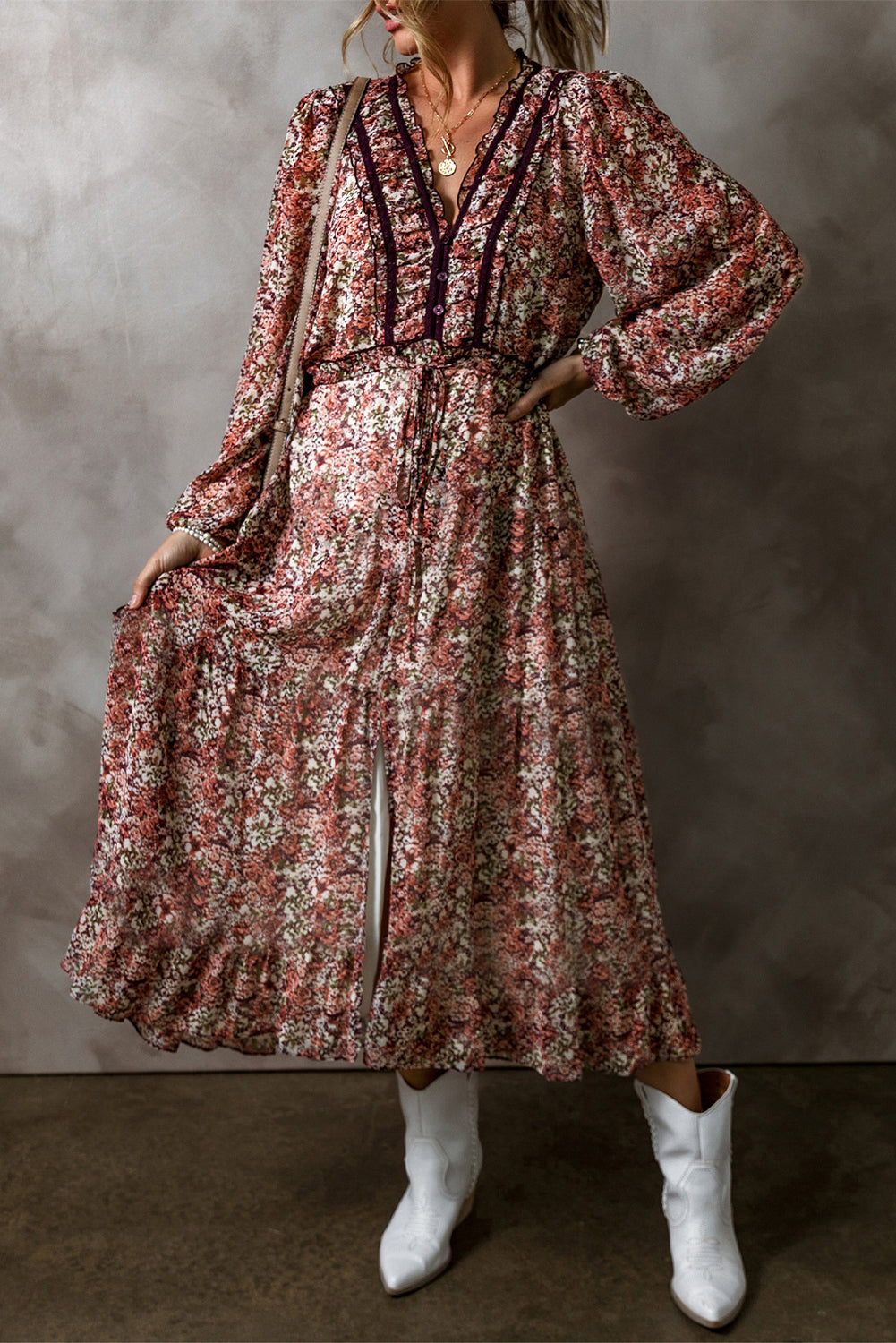 Robe midi a imprimé floral fendue sur le devant et volants a plusieurs niveaux et col en V