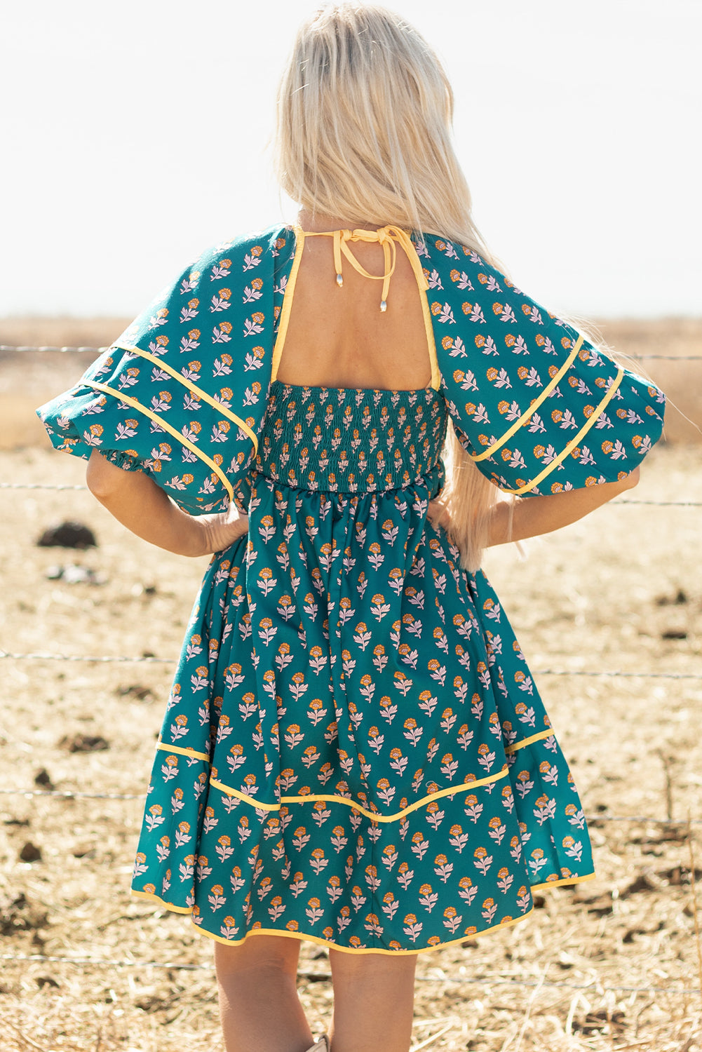 Robe à manches bouffantes et col carré avec bordures contrastées florales