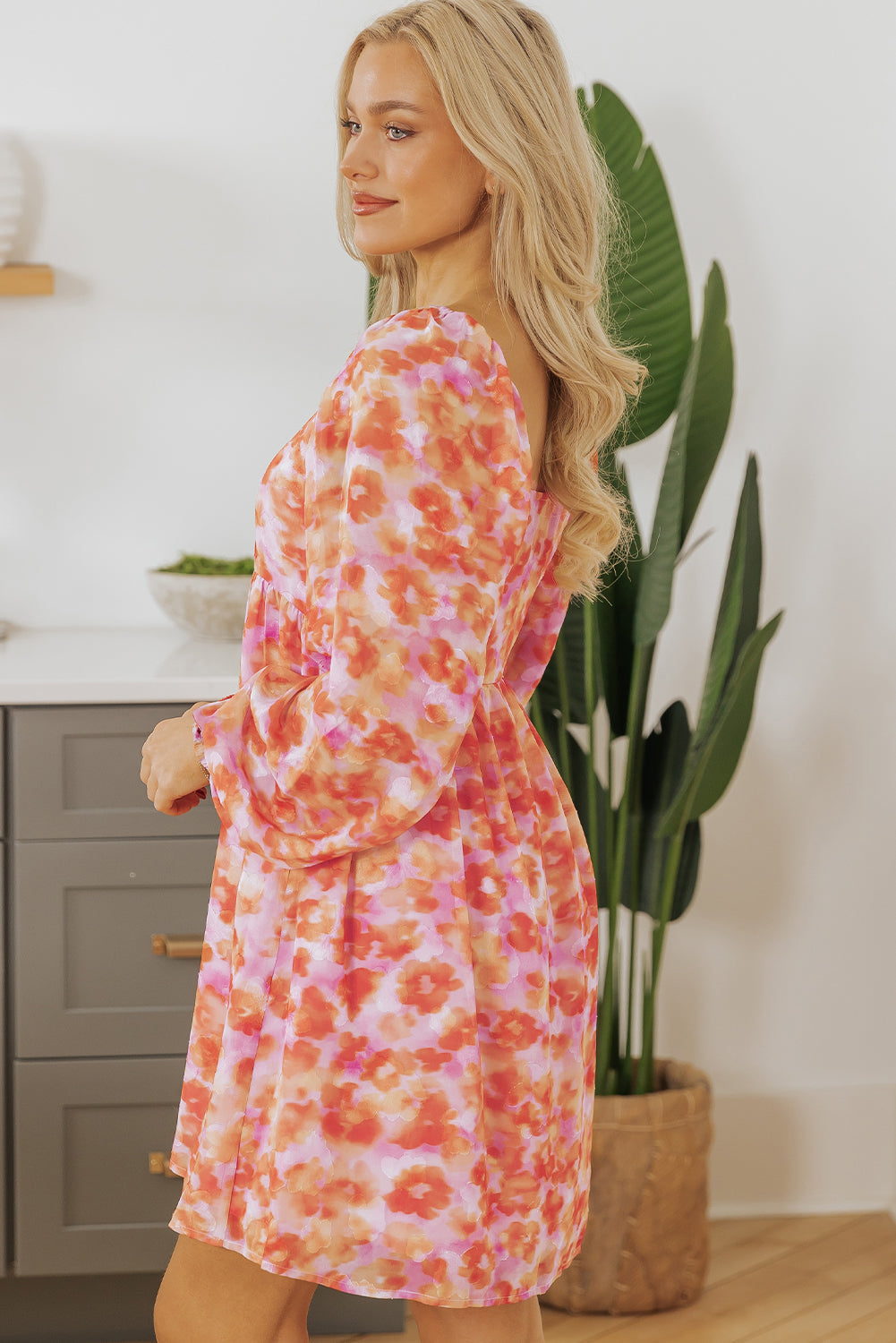 Mini-robe taille haute a imprimé floral et col carré