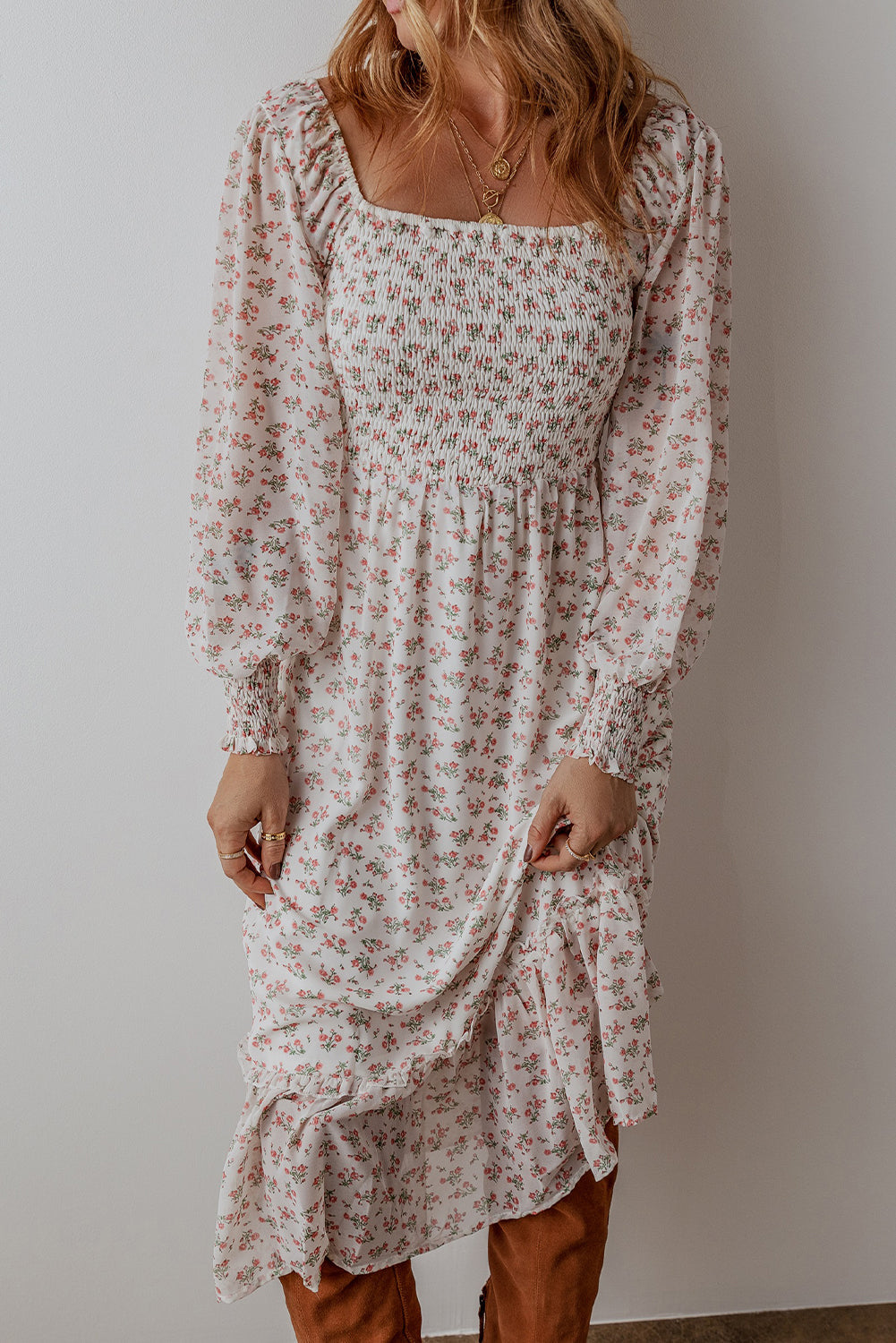 Robe midi froncée a imprimé floral et ourlet a volants, col carré