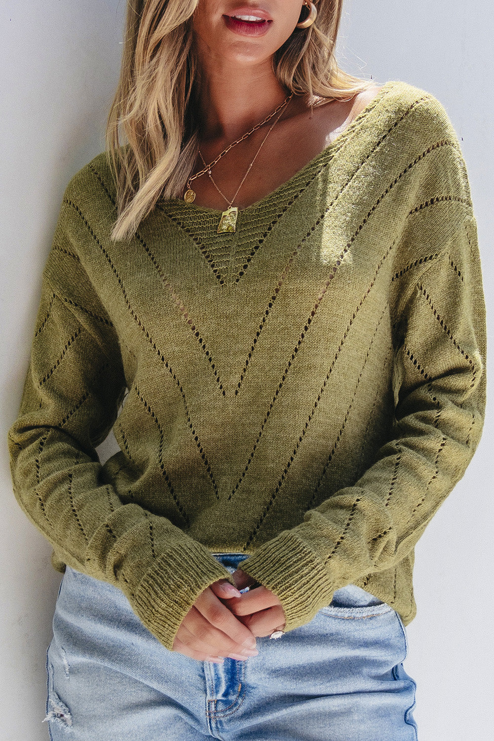 Pull uni à col en V et épaules tombantes avec œillets
