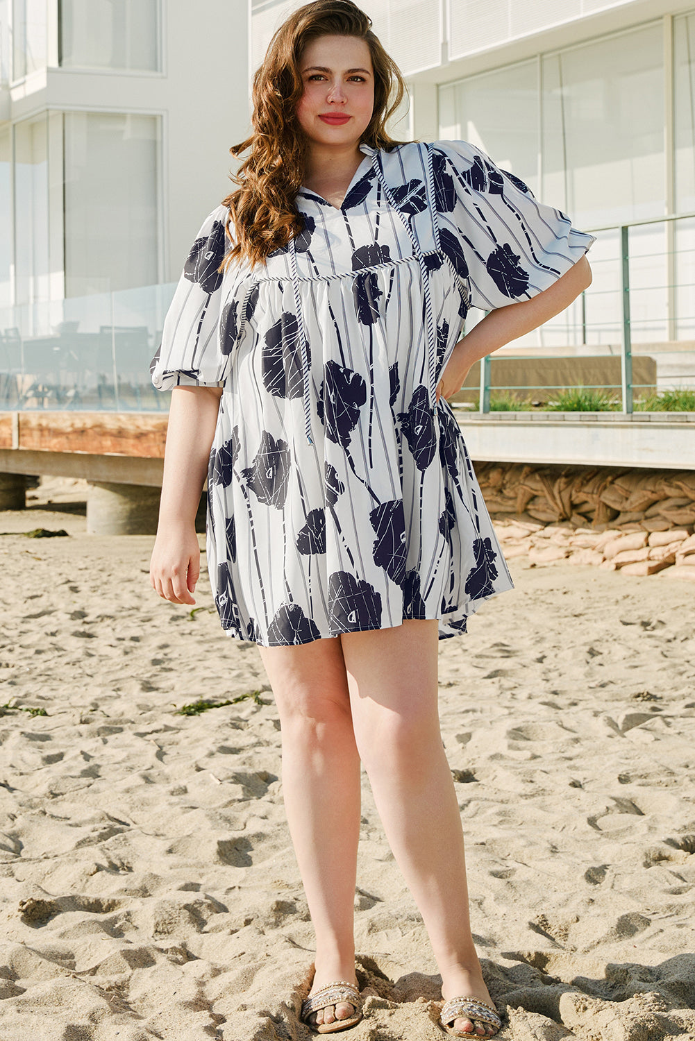 Robe courte fleurie grande taille à manches 3/4 bouffantes et col à lacets