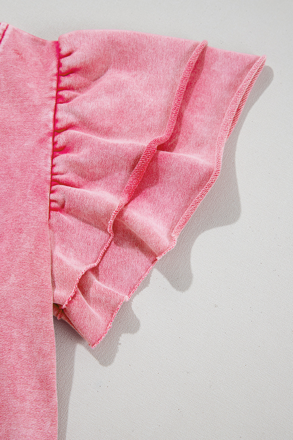 Mini-robe à volants et bords bruts délavés aux minéraux