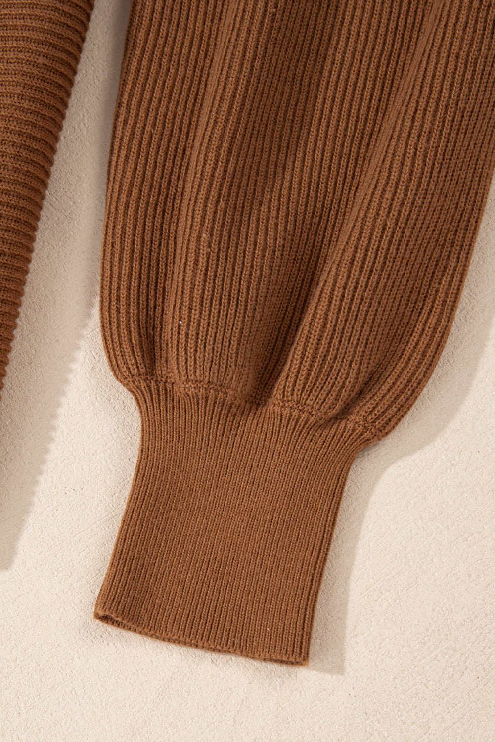 Pull ample en tricot côtelé a manches tombantes et col en V