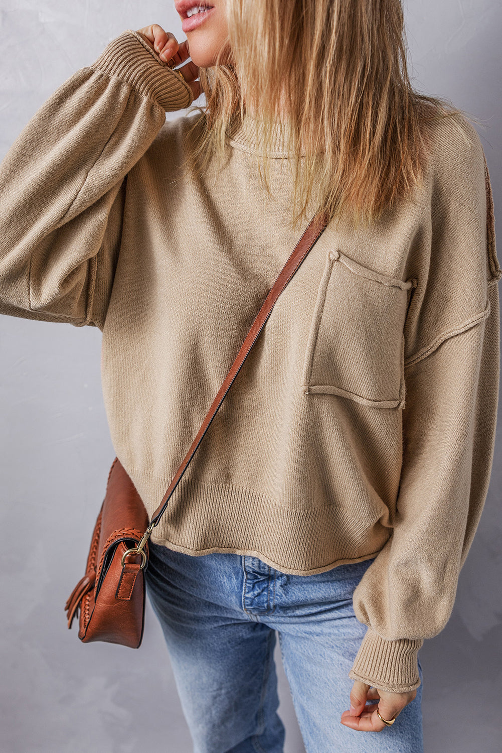 Pull ample a bords bruts et poche plaquée, coutures apparentes