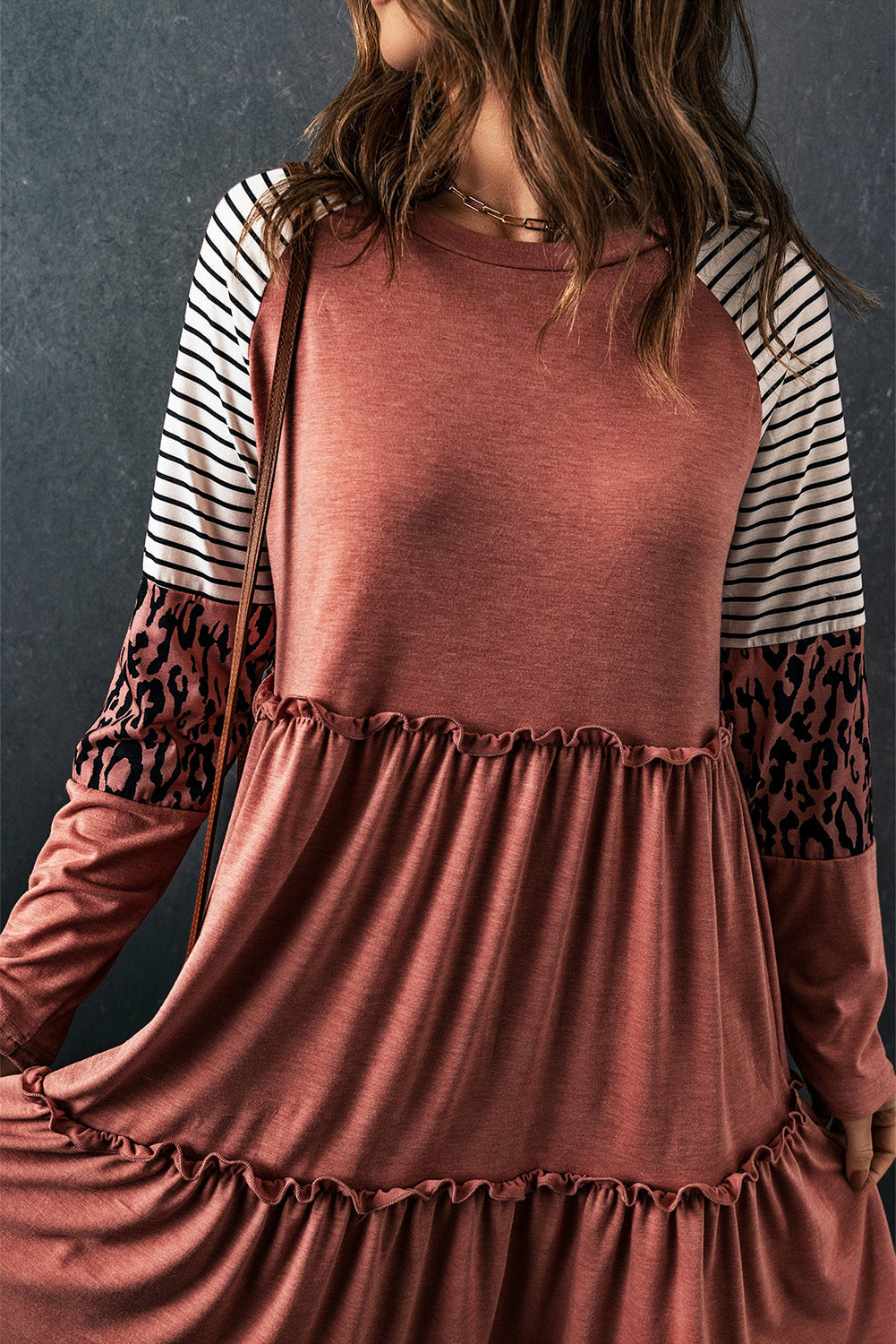 Mini-robe rayée à manches longues et patchwork léopard