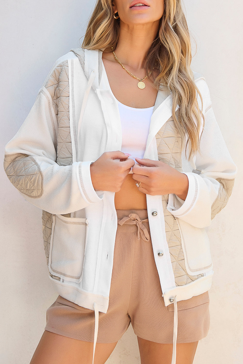Veste a capuche matelassée texturée et patchwork, coupe ample