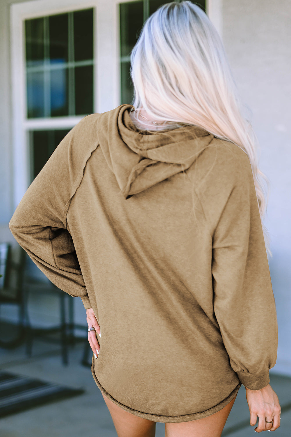 Sweat à capuche gaufré avec cordon de serrage et couture exposée