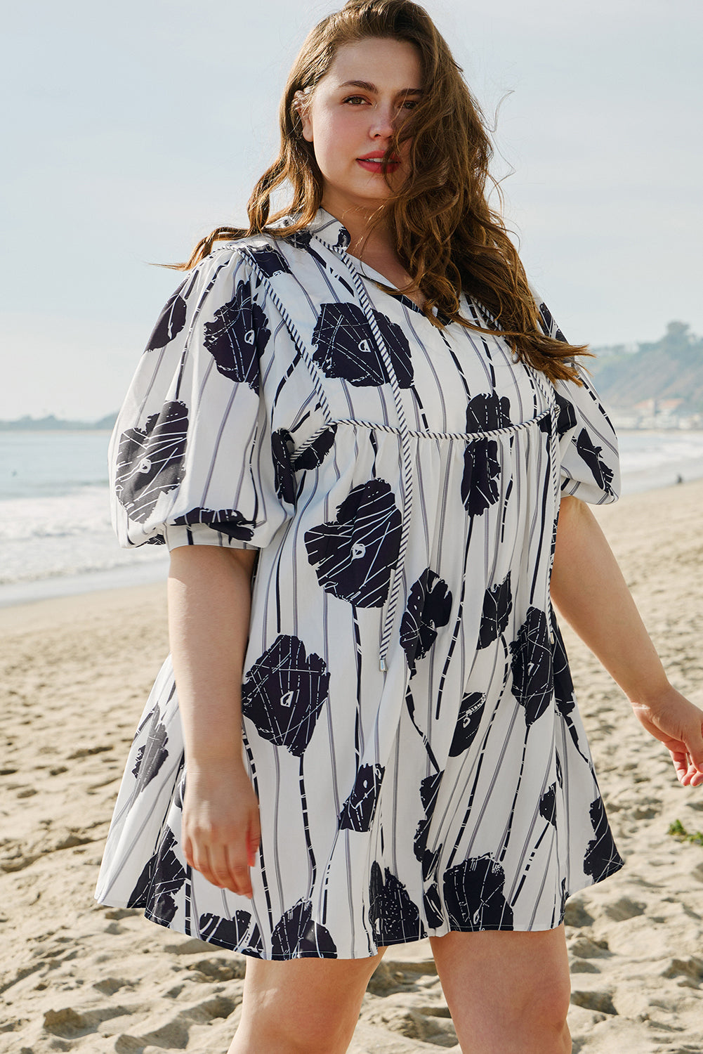 Robe courte fleurie grande taille à manches 3/4 bouffantes et col à lacets