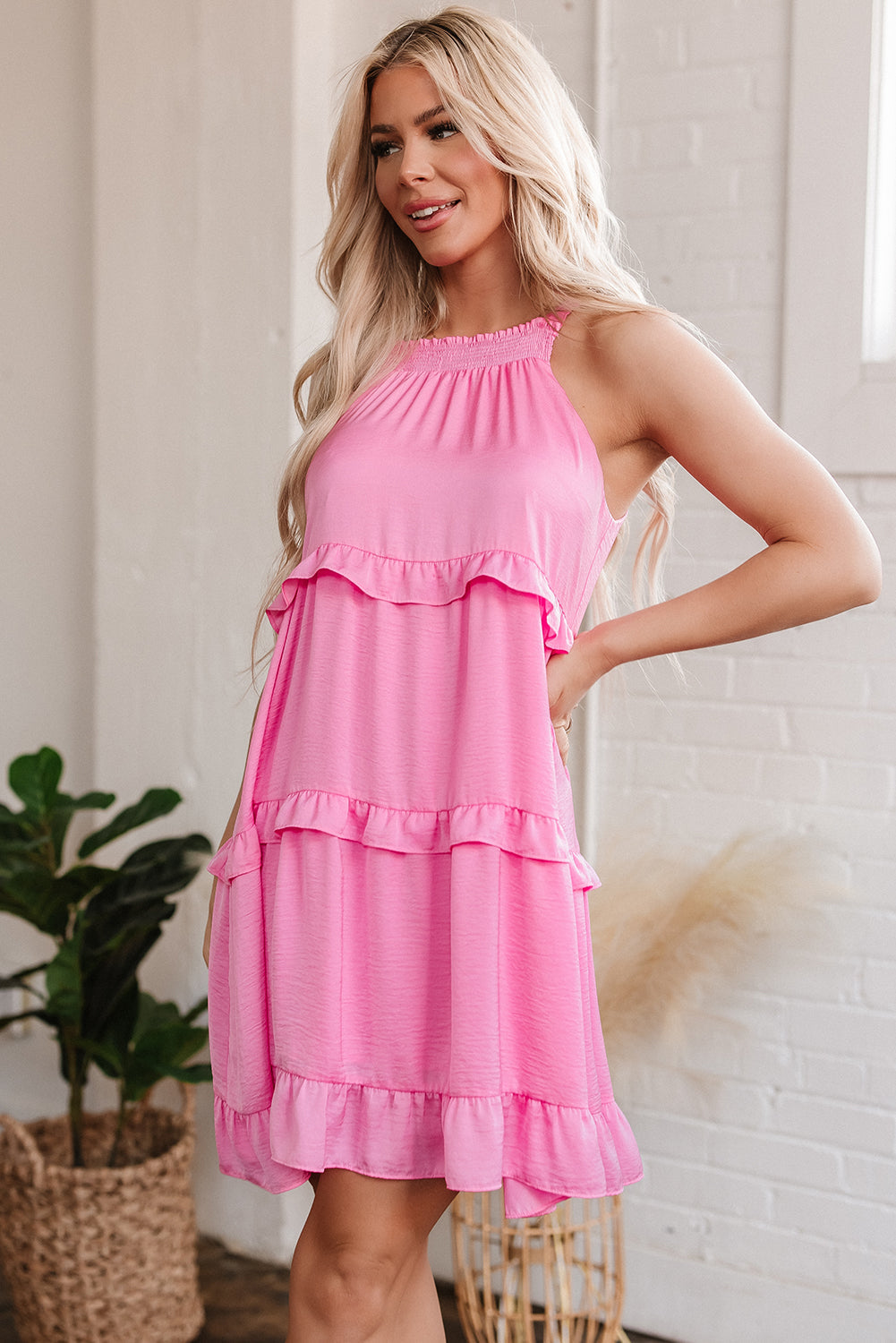 Mini-robe sans manches à volants et col smocké, dos noué