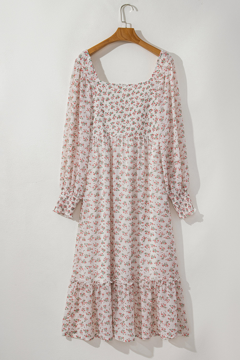 Robe midi froncée a imprimé floral et ourlet a volants, col carré