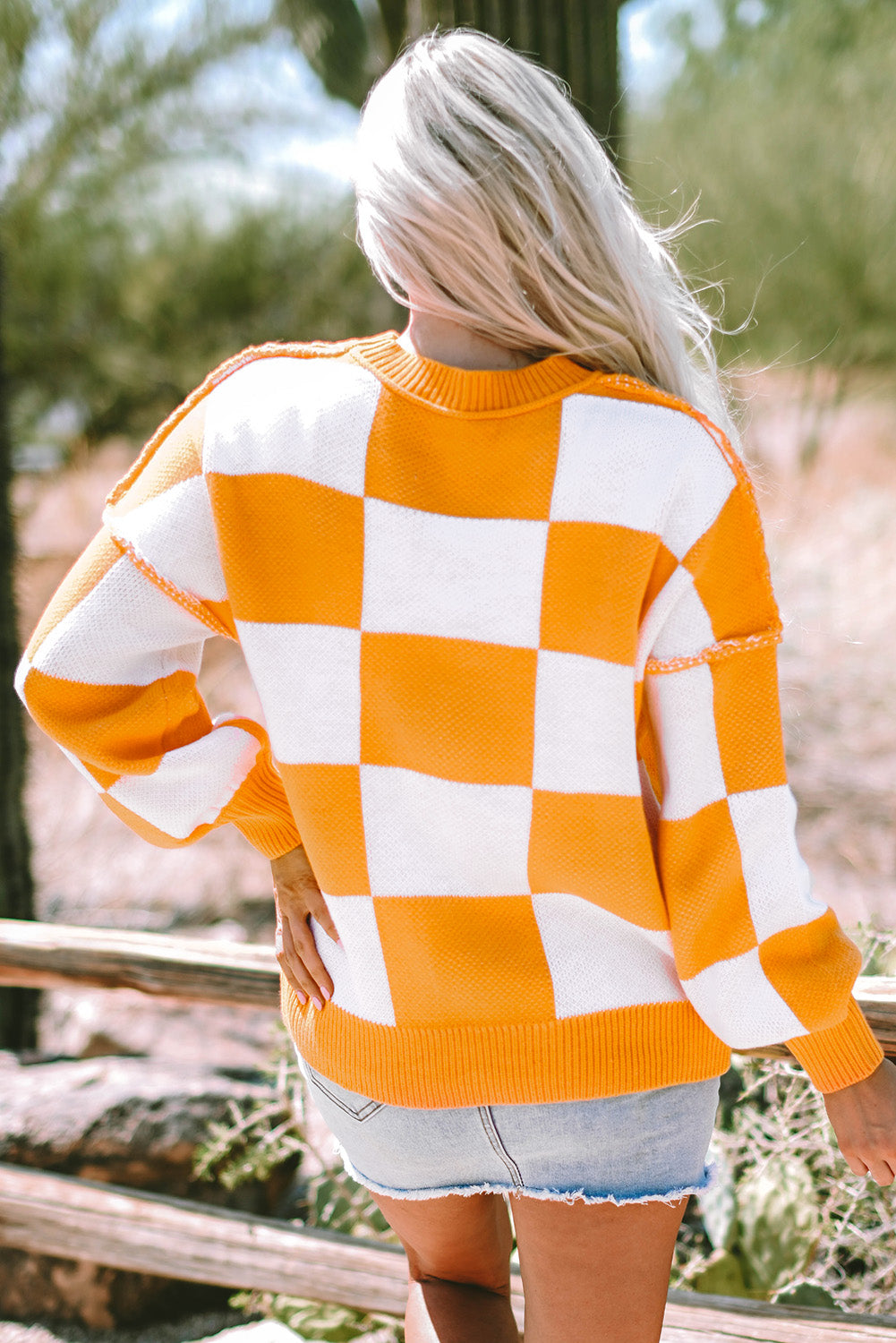 Pull orange a manches évêque a carreaux