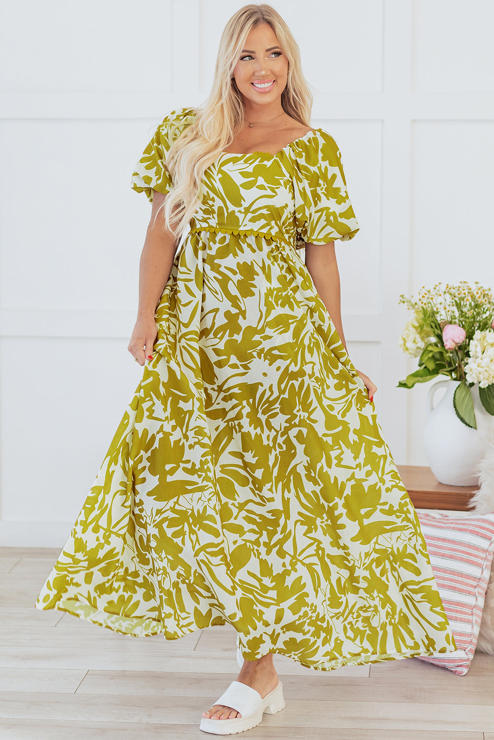 Robe longue fleurie taille haute à col carré et bordure festonnée